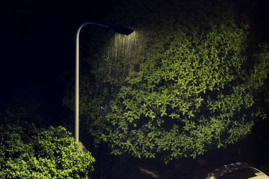 夜晚大雨和路灯下