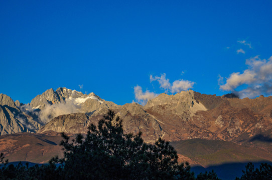 哈巴雪山风光