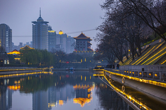 西安城墙南门护城河傍晚夜景