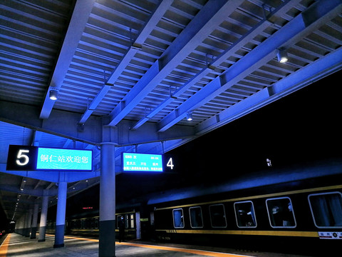 火车站台夜景