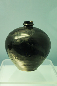 黑釉褐彩瓶