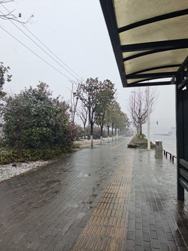 雪中的公交站