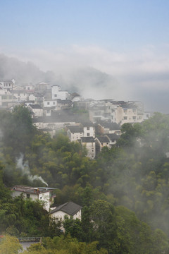 晨雾弥漫坡山村2