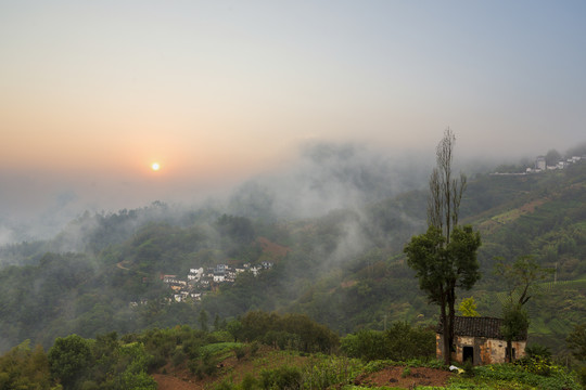 晨雾弥漫坡山村28