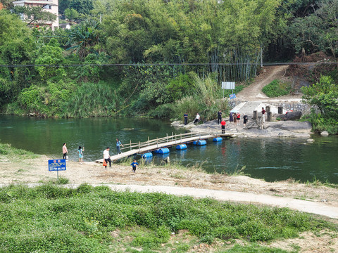 临时搭建的浮桥