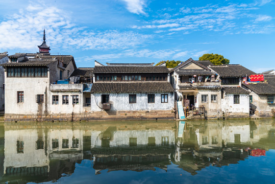 河岸民居