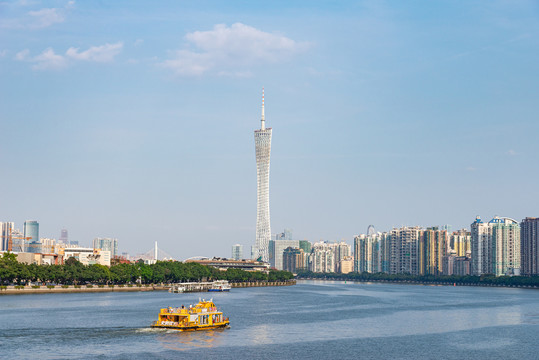 广州塔与珠江河游船风景