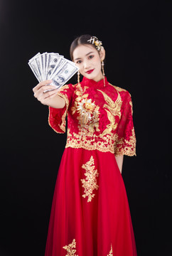穿着中式秀禾服的女性结婚人像