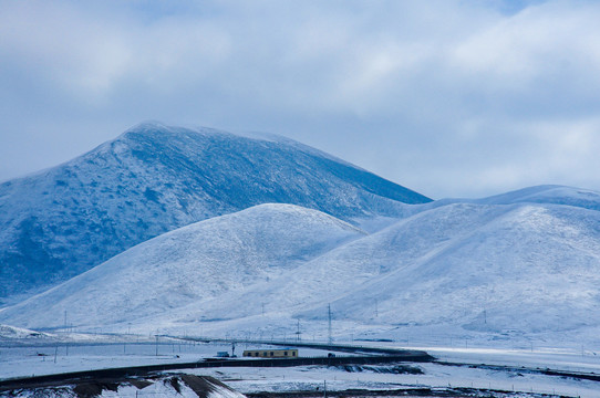 青海祁连山雪景