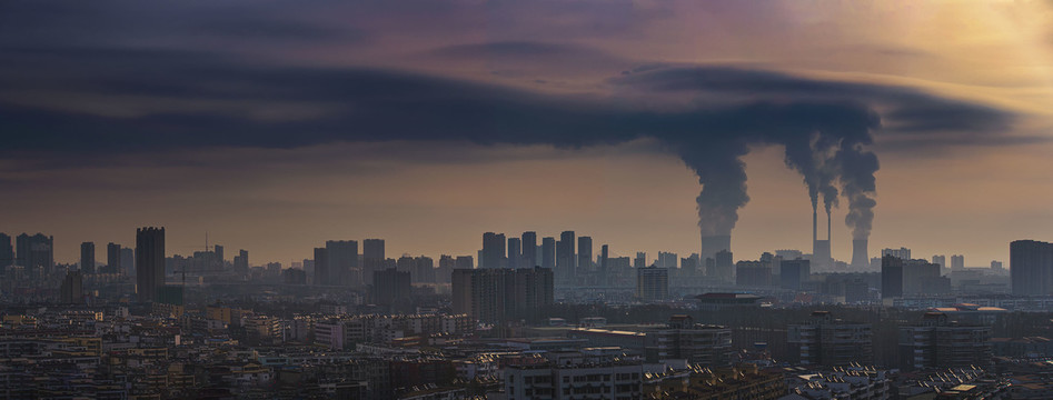 宽幅烟云笼罩城市全景图