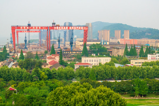 城市风景绿色植物建筑群