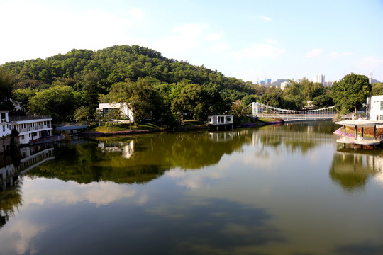 深圳东湖公园湖水倒影