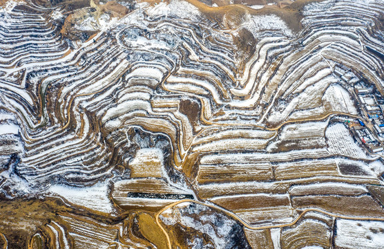 山西芮城光伏基地雪景如画