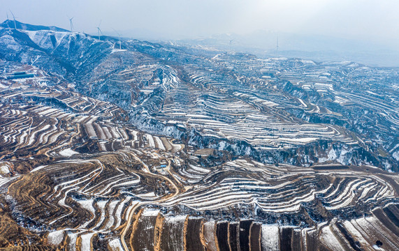 山西芮城光伏基地雪景如画