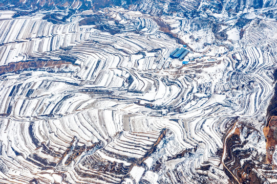 山西芮城光伏基地雪景如画