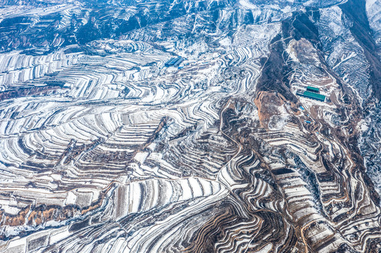 山西芮城光伏基地雪景如画