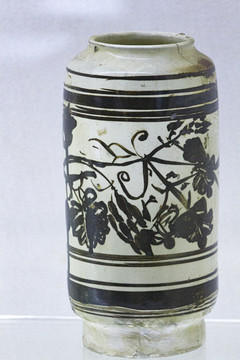 磁州窑白地黑花折枝花卉纹瓷瓶