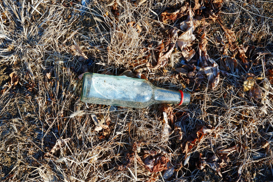 垃圾废弃玻璃瓶