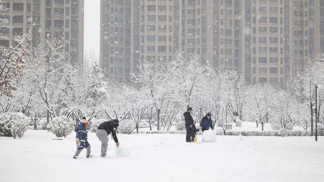 雪地玩耍的人