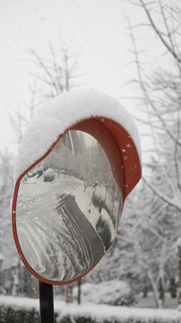 雪天的道路反光镜