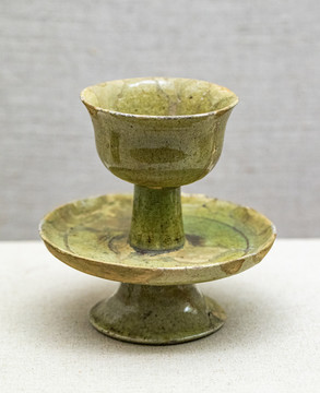 北齐黄绿釉瓷托杯