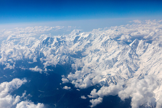 飞机上航拍西藏连绵雪山