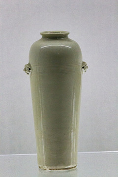 明德化窑白釉回纹铺首瓷筒瓶