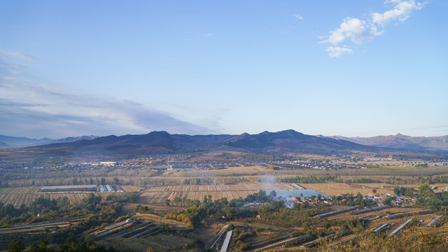 早晨乡村风光田野村庄云彩山脉