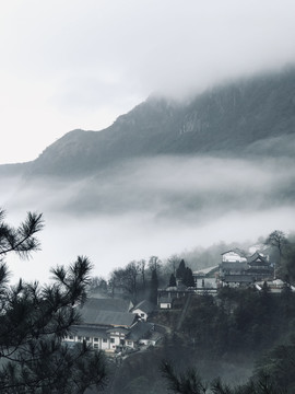 雾中的水墨武功山