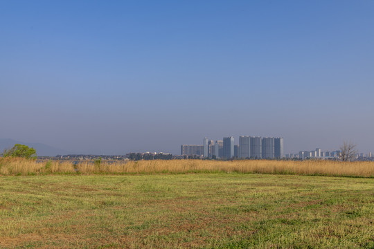 城市与湖泊