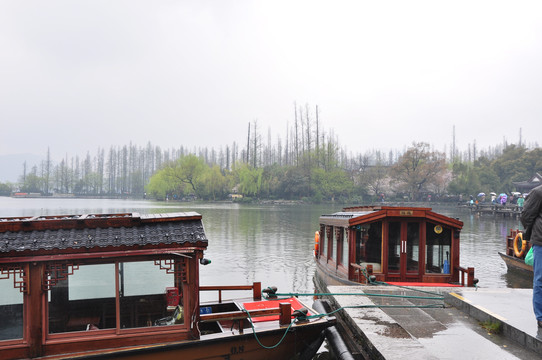 杭州西湖岸边游船码头