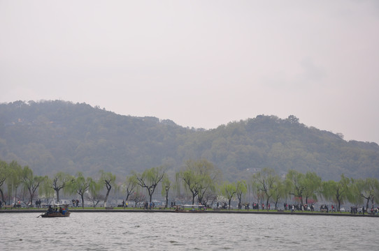 雨中游览杭州西湖