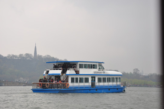 杭州西湖上的豪华游船