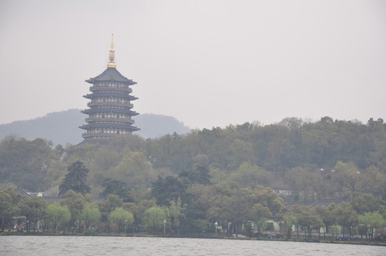 在西湖上远观雷峰塔