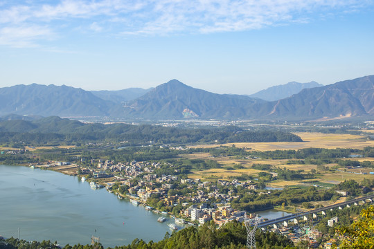 远处山峦