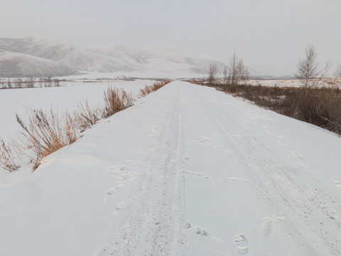 冬季草原道路积雪