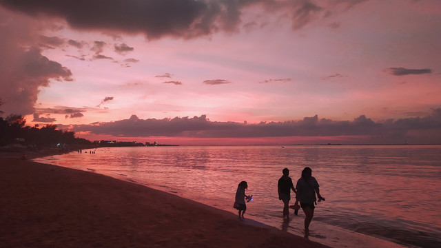 海边漫步夕阳下剪影