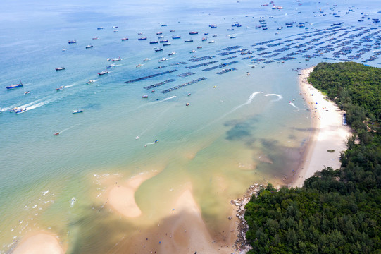 航拍海陵岛开鱼节渔船驶出港口