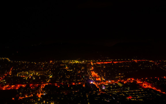 俯瞰小城夜景