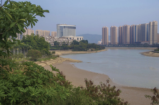 南安市区城市溪流楼房