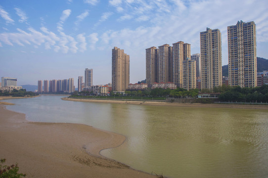 江滨小城风景