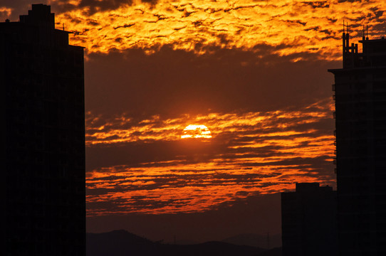 落日红霞霜满天