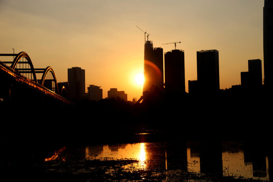 城市公园夕阳美景