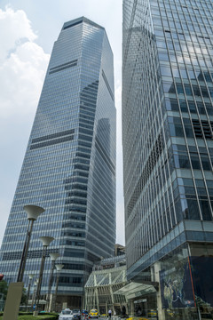 仰视上海摩天大楼
