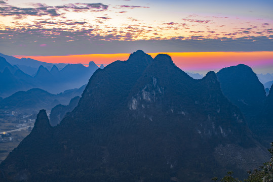 清晨日出大山