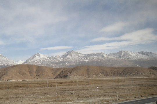 雪山黄土地