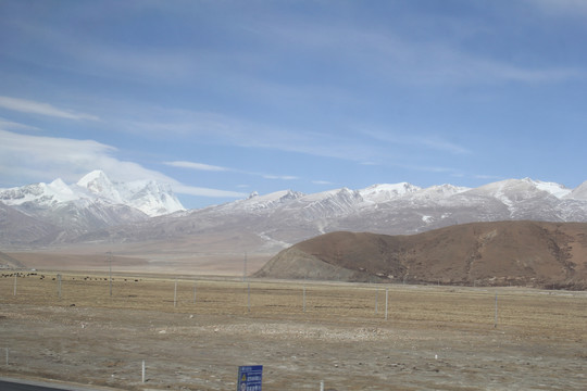 雪山黄土地