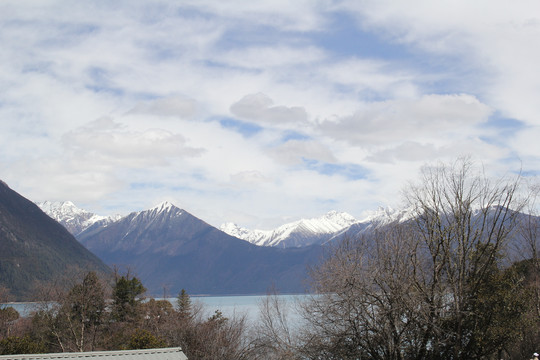 雪山湖泊