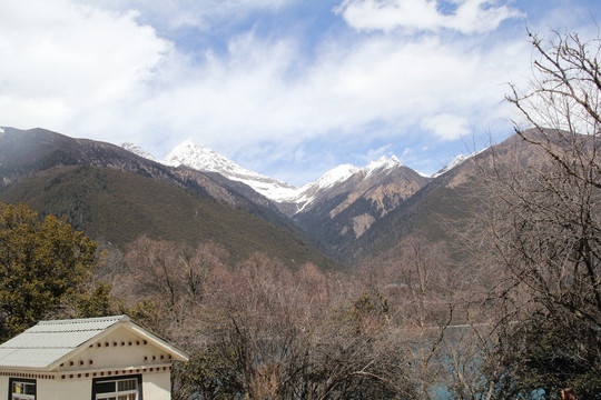 雪山湖泊