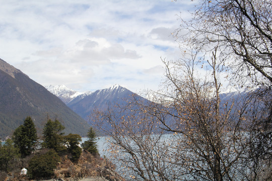 雪山湖泊